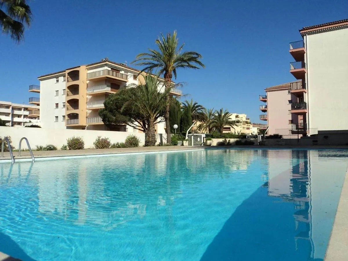 Sainte-Maxime : Studio Cabine Avec Piscine, Parking, Climatisation Et Terrasse - Fr-1-226-294 Apartment