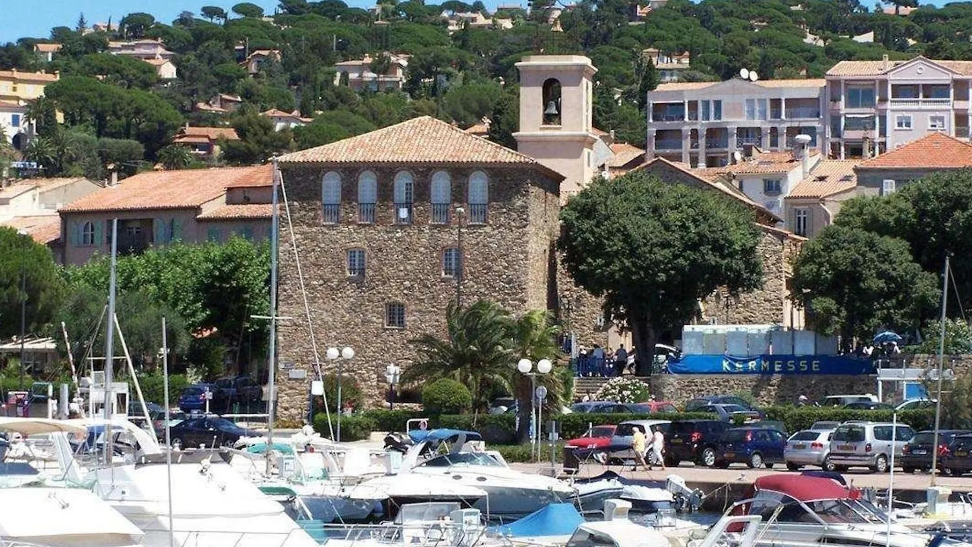 Apartment Sainte-Maxime : Studio Cabine Avec Piscine, Parking, Climatisation Et Terrasse - Fr-1-226-294